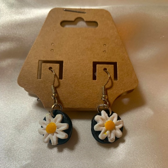 Daisy earrings 💛 - Picture 1 of 2